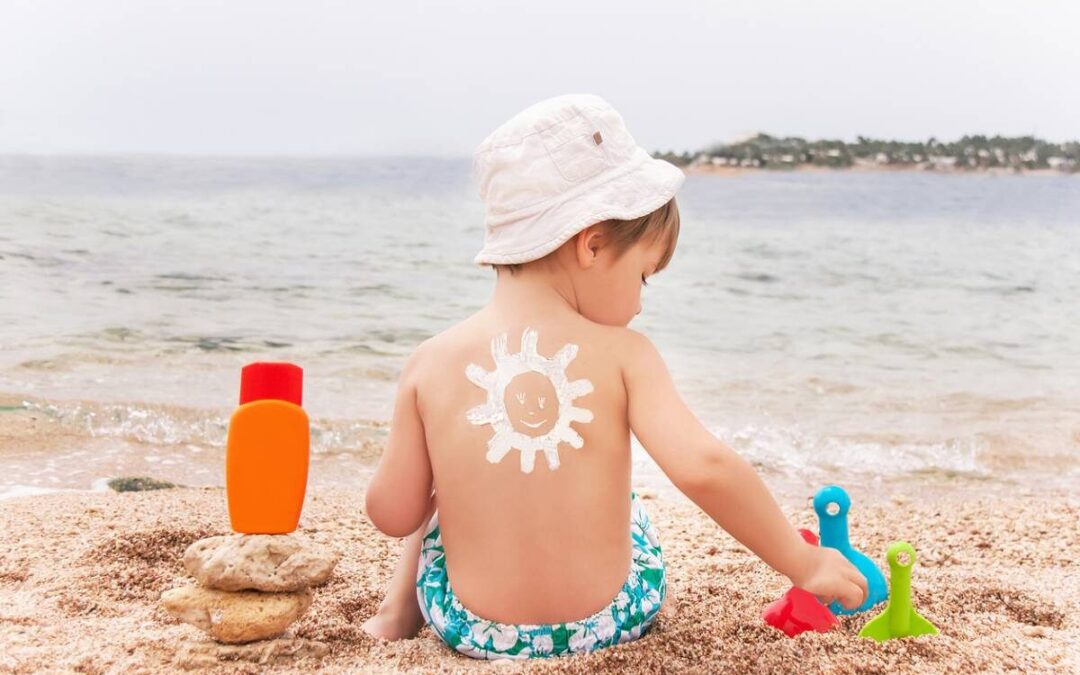 Comment protéger efficacement les bébés et les jeunes enfants du soleil ?