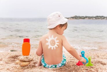 Comment protéger efficacement les bébés et les jeunes enfants du soleil ?